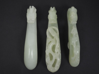 Vente aux enchères Ensemble de trois fibules en jade blanc céladon à décor de dragons. Ch