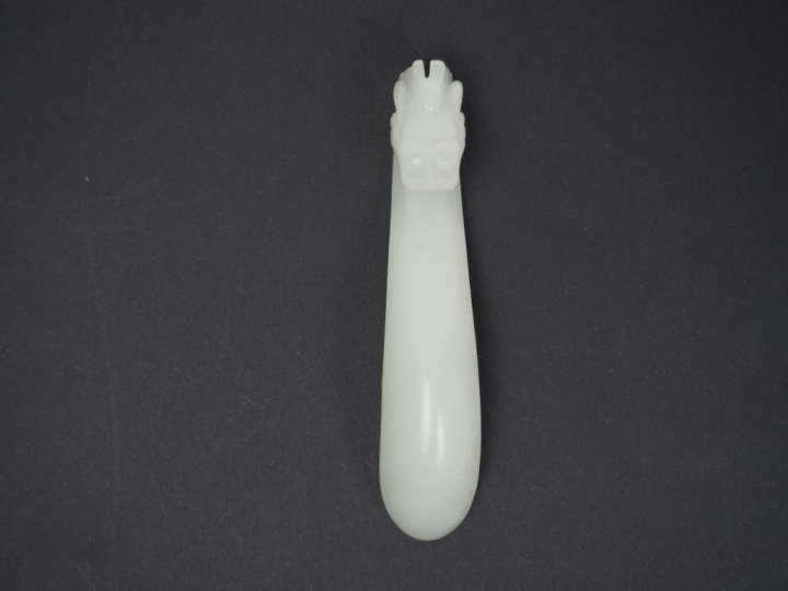 Ensemble de trois fibules en jade blanc céladon à décor de dragons. Ch