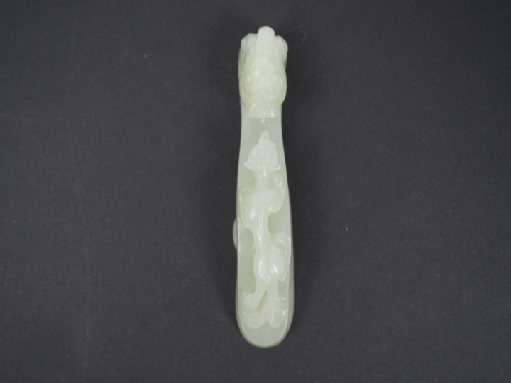 Ensemble de trois fibules en jade blanc céladon à décor de dragons. Ch