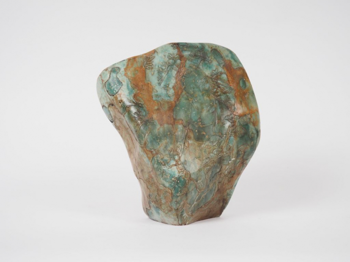 Sceau en stéatite verte reprenant la forme d'une montagne arborée de p