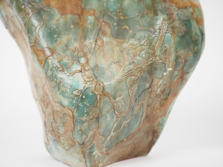 Sceau en stéatite verte reprenant la forme d'une montagne arborée de p