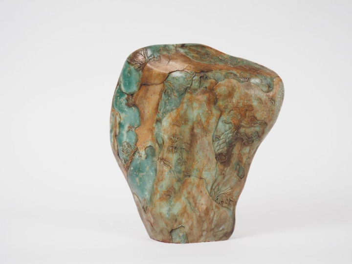 Sceau en stéatite verte reprenant la forme d'une montagne arborée de p