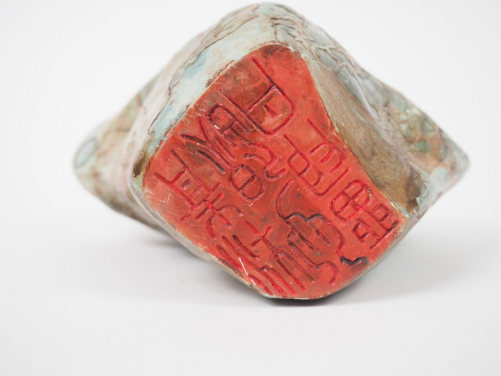 Sceau en stéatite verte reprenant la forme d'une montagne arborée de p