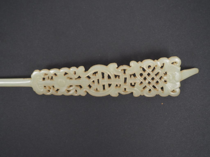 Lot d'éléments de coiffe en jade céladon finement ciselé.  Chine, XVII