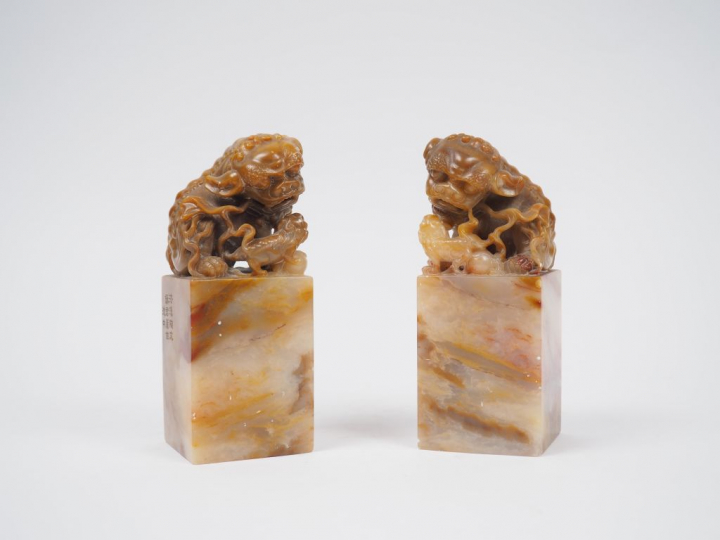 Deux sceaux en stéatite beige, les prises ornées de lions bouddhiques.