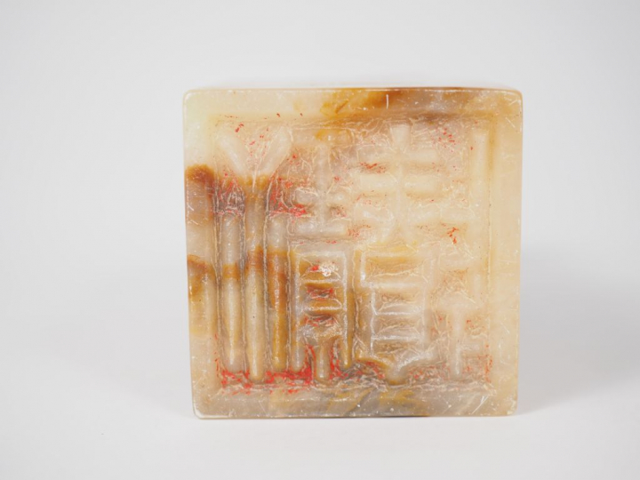 Deux sceaux en stéatite beige, les prises ornées de lions bouddhiques.