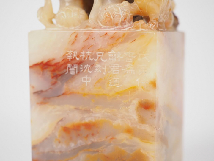 Deux sceaux en stéatite beige, les prises ornées de lions bouddhiques.