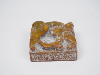 Vente aux enchères Sceau en serpentine, à décor d'un dragon lové et de masques de Taotie.