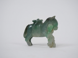 Vente aux enchères Groupe en jadéite représentant un enfant conduisant un cheval portant 