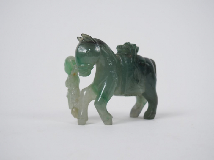 Groupe en jadéite représentant un enfant conduisant un cheval portant 