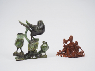 Vente aux enchères Lot comprenant :  - groupe en serpentine représentant trois oiseaux  -