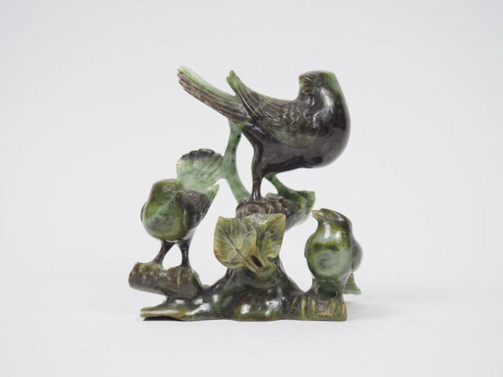 Lot comprenant :  - groupe en serpentine représentant trois oiseaux  -