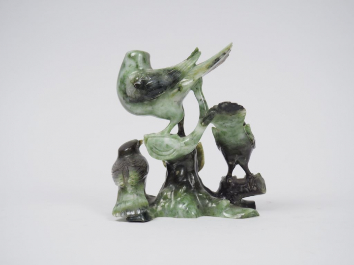 Lot comprenant :  - groupe en serpentine représentant trois oiseaux  -