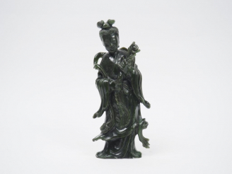 Vente aux enchères Statuette en jade du Canada représentant une déesse du printemps tenan