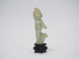Vente aux enchères Statuette en serpentine représentant une jeune femme de la révolution 