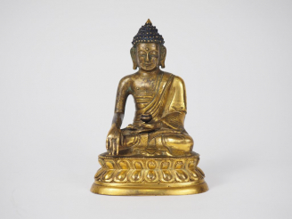 Vente aux enchères Statuette en bronze doré, représentant Bouddha assis sur un lotus fais