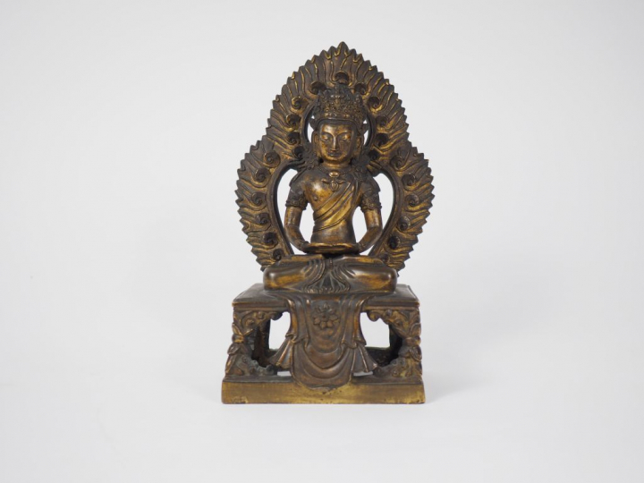 Statuette en bronze doré représentant Amitayus assis en méditation sur