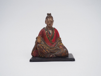 Vente aux enchères Statuette en bois laqué et doré, représentant un dignitaire assis fais