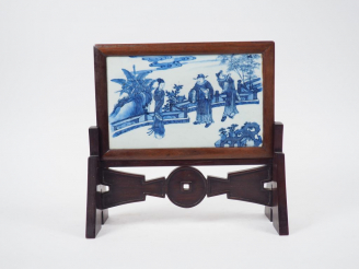 Vente aux enchères Petit écran de table en porcelaine à décor en bleu sous couverte de le