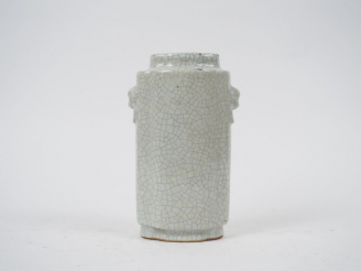 Vente aux enchères Vase de forme cylindrique, col en forme de Ruy porcelaine craquelée ém