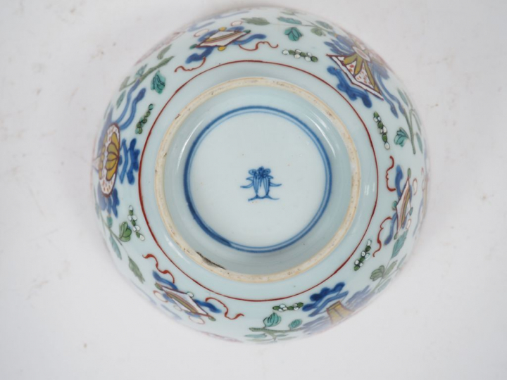 Coupe en porcelaine bleu blanc surdécorée en famille rose d'oiseaux et