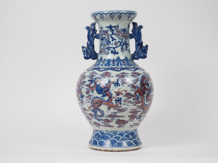 Chine, période République, Vase de forme balustre en porcelaine, décor