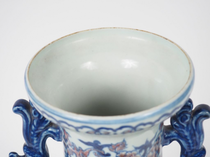 Chine, période République, Vase de forme balustre en porcelaine, décor