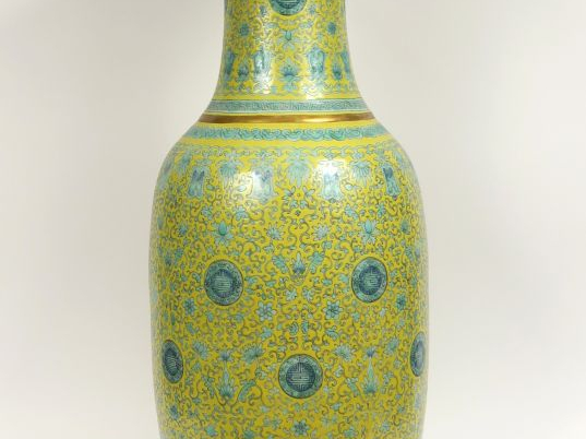 Grand vase de forme balustre en porcelaine émaillée jaune finement déc