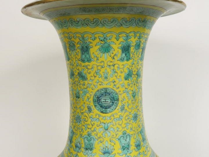 Grand vase de forme balustre en porcelaine émaillée jaune finement déc