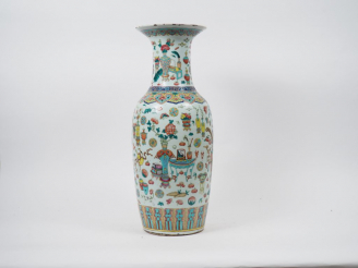 Vente aux enchères Vase de forme balustre en porcelaine et émaux de la famille rose, à dé