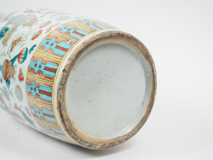 Vase de forme balustre en porcelaine et émaux de la famille rose, à dé