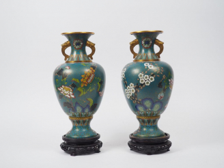 Vente aux enchères Paire de vases de forme balustre en bronze et émaux cloisonnés, à déco