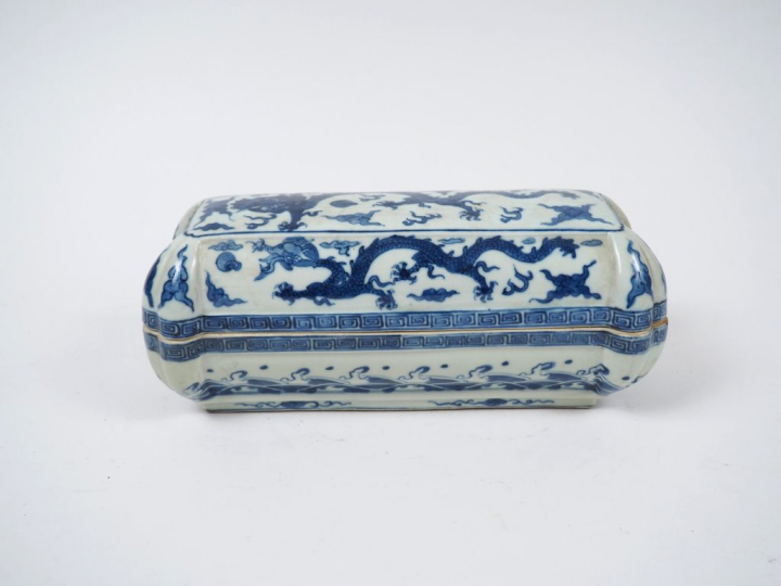 Boite de forme rectangulaire couverte en porcelaine, à décor en bleu d