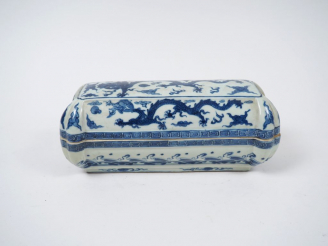 Vente aux enchères Boite de forme rectangulaire couverte en porcelaine, à décor en bleu d