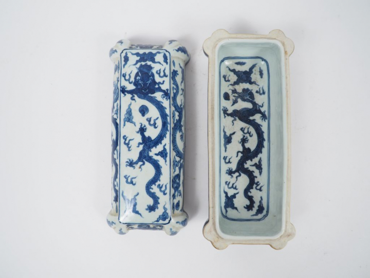 Boite de forme rectangulaire couverte en porcelaine, à décor en bleu d