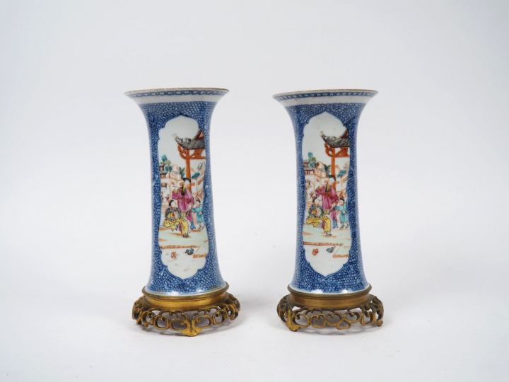 Paire de vases cornet en porcelaine, à décor en émaux "palette de mada