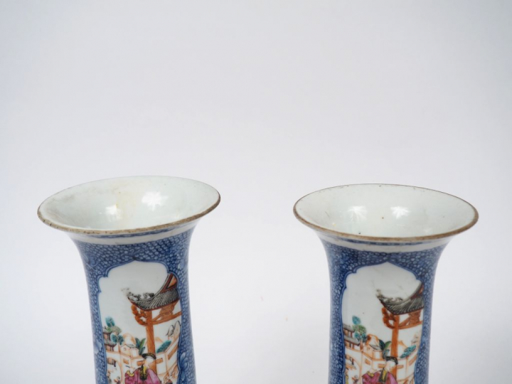 Paire de vases cornet en porcelaine, à décor en émaux "palette de mada