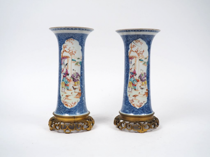 Paire de vases cornet en porcelaine, à décor en émaux "palette de mada
