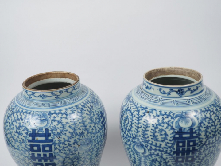 Deux potiches couvertes formant pendant en porcelaine blanche, décor é