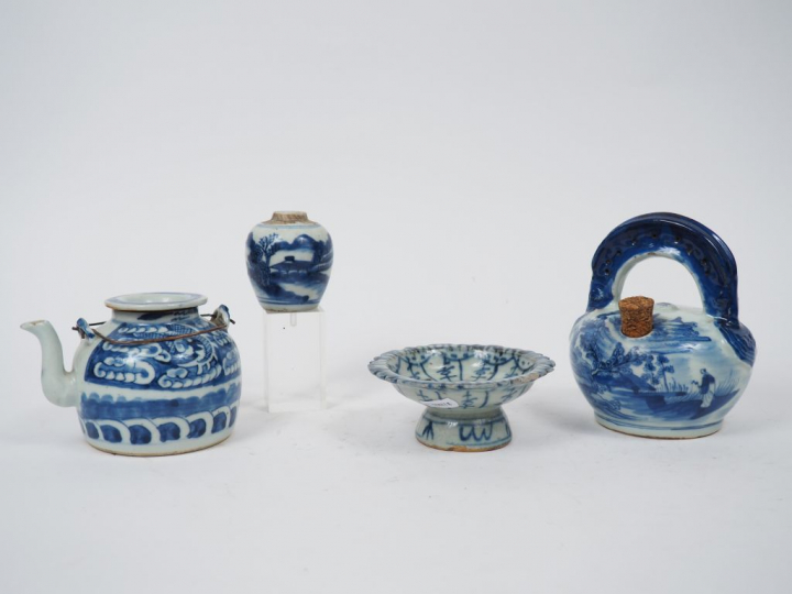 Ensemble comprenant un pot à chaux, une théière, un ravier et une peti