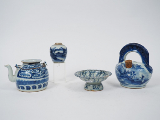 Vente aux enchères Ensemble comprenant un pot à chaux, une théière, un ravier et une peti