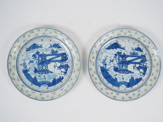 Vente aux enchères Paire d'assiettes bleu blanc, décor grains de riz sur la bordure, méda