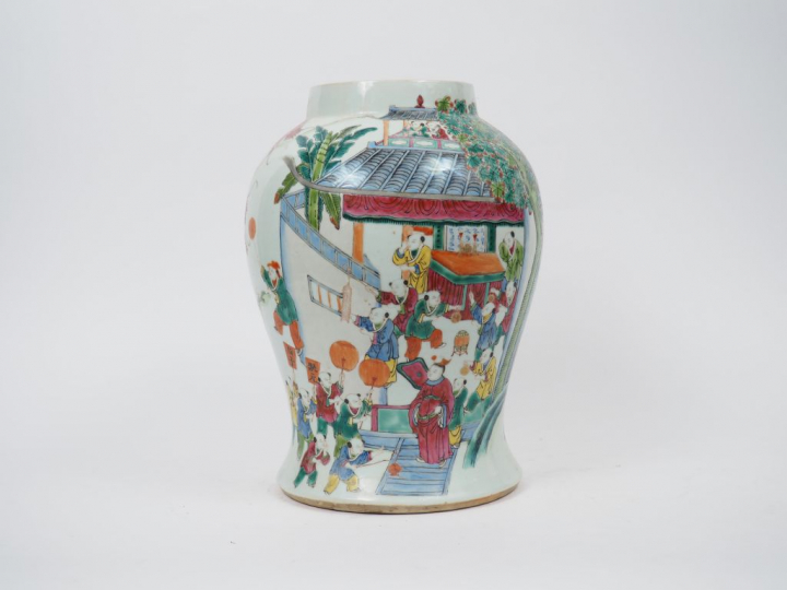 Potiche en porcelaine et émaux de la famille rose, à décor de cent enf