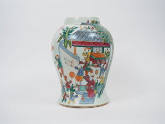 Vente aux enchères Potiche en porcelaine et émaux de la famille rose, à décor de cent enf