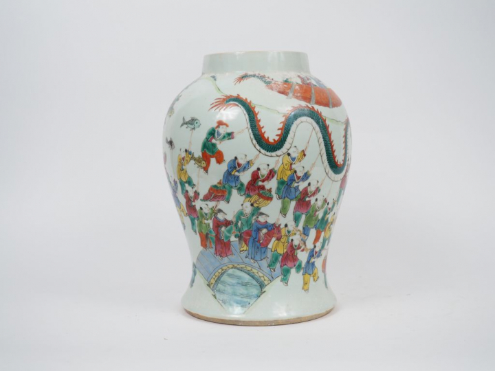 Potiche en porcelaine et émaux de la famille rose, à décor de cent enf