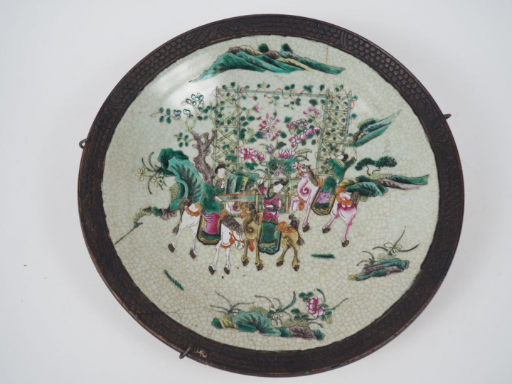 Plat en porcelaine de Nankin, à décor de cavaliers en émaux de la fami
