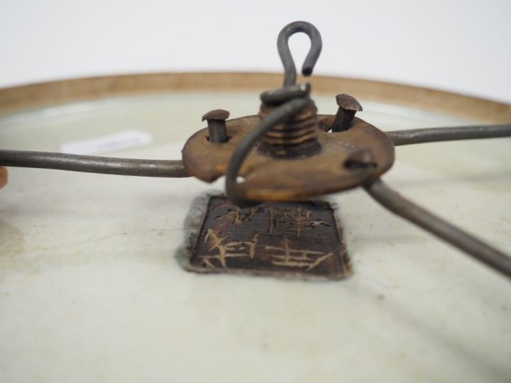 Plat en porcelaine de Nankin, à décor de cavaliers en émaux de la fami