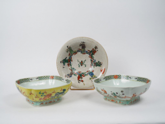 Vente aux enchères Lot de trois coupes en porcelaine dans le style de la famille verte, l