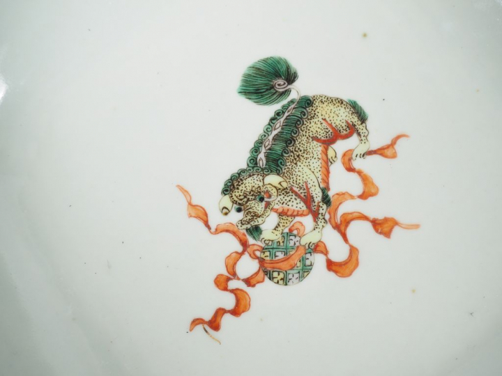 Lot de trois coupes en porcelaine dans le style de la famille verte, l