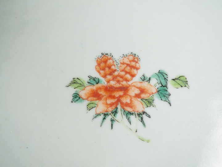 Lot de trois coupes en porcelaine dans le style de la famille verte, l